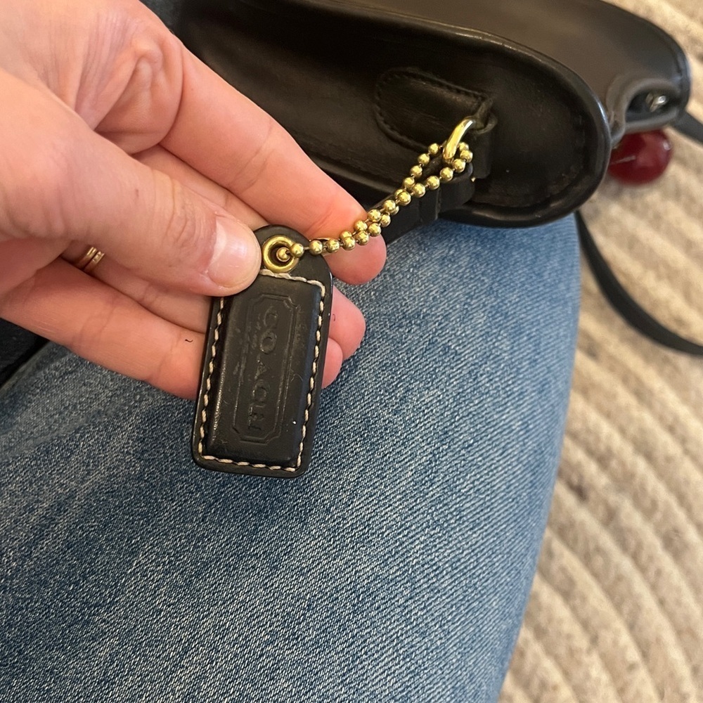 I don't have this bag anymore do not offer. Crossbody 9031 Bag Black Made in US - Picture 7 of 13